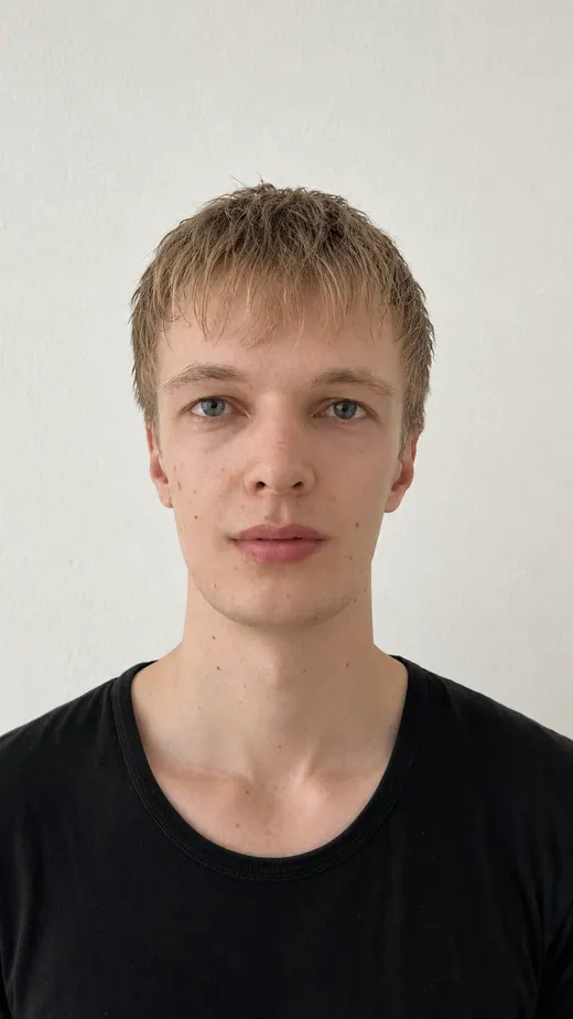 Ruhiges frontales Portrait von Lars Möllering vor heller Wand, schwarzes Shirt, neutraler Blick.