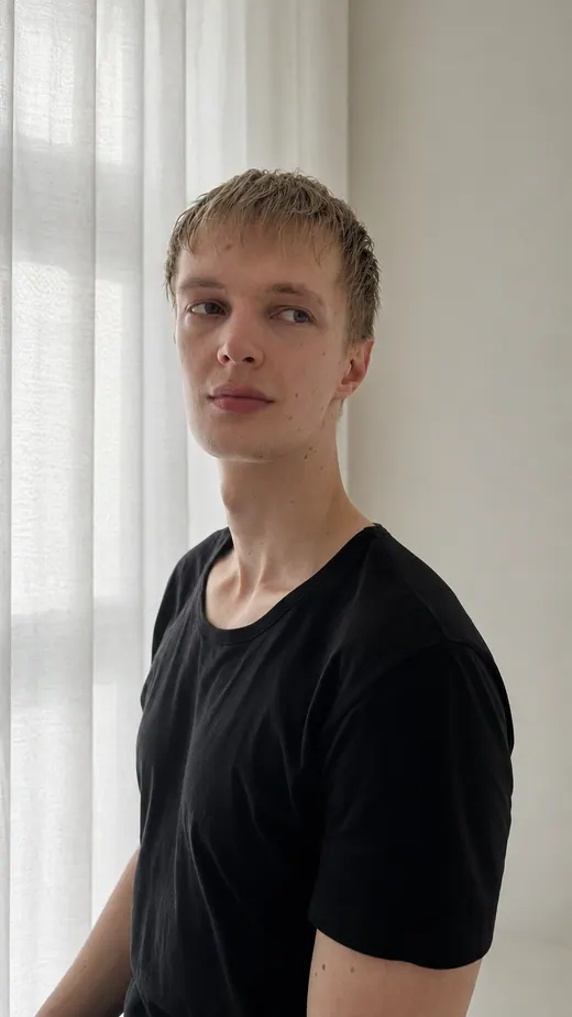 Editoriales Portrait von Lars Möllering mit leicht verschobener Körper-, Kopf- und Blickrichtung.