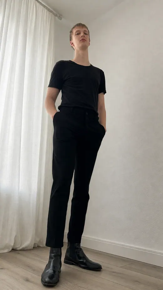 Portrait von Lars Möllering aus tiefer Kameraperspektive, ruhige Präsenz, schwarzes Outfit.