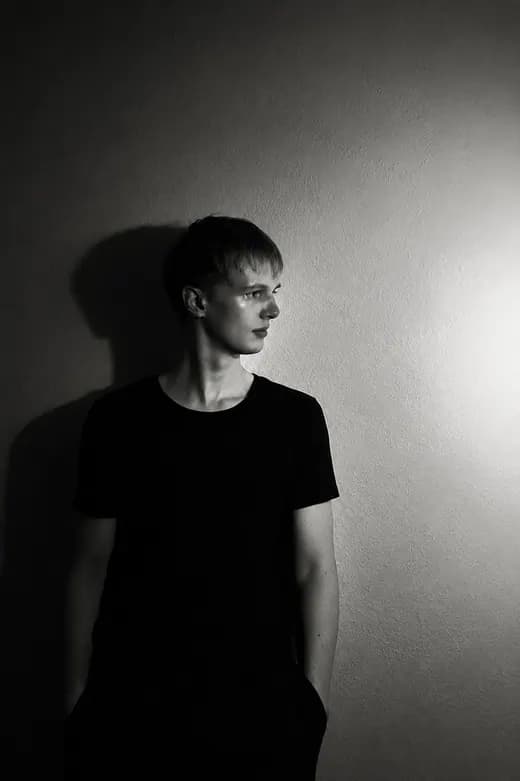 Kontrastreiches Schwarzweißportrait von Lars Möllering mit starker Schattenseite und reduziertem Licht.