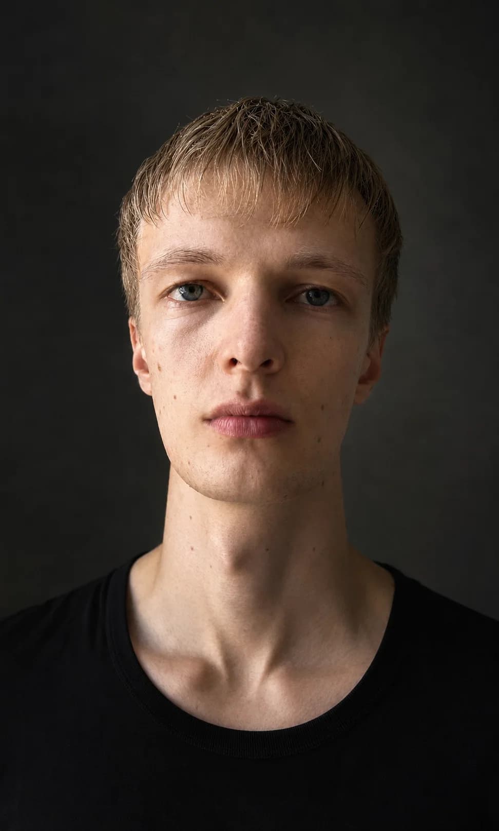 Dunkles konzentriertes Portrait von Lars Möllering mit Gesicht, Hals und ruhigem Blick leicht über die Kamera.
